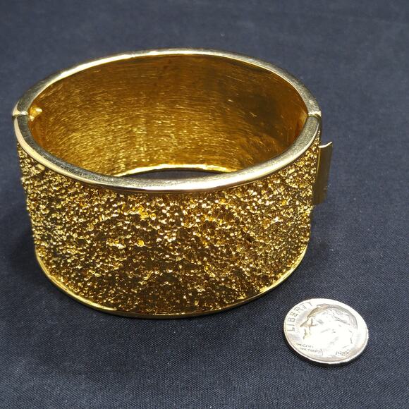 Vintage Wide Textured Gold Cuff Bracelet, Hinged Clasp, 1980s - Picture 10 of 10